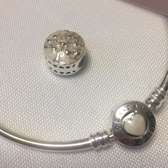PANDORA Tree of Hearts Mothers Day Bangle Gift Set - Picture 5 of 8